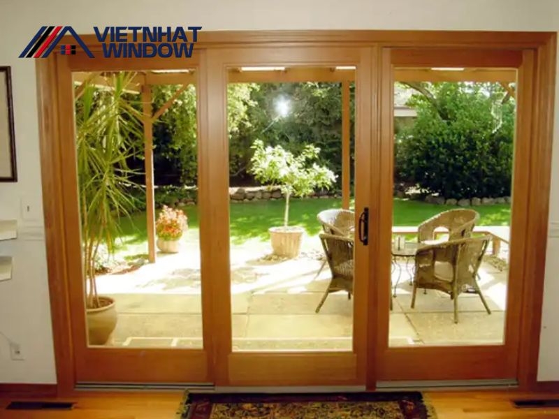 Báo giá cửa gỗ kính cường lực mới nhất 2024