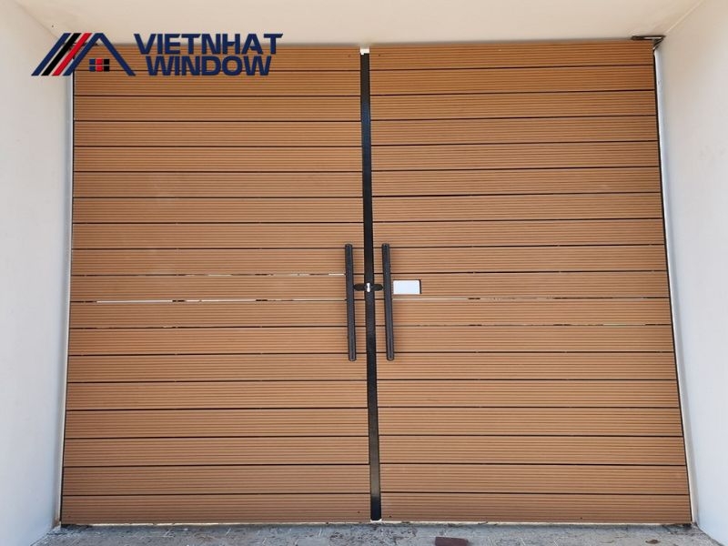 Cổng sắt giả gỗ đẹp - giá thành rẻ, phù hợp với mọi phong cách