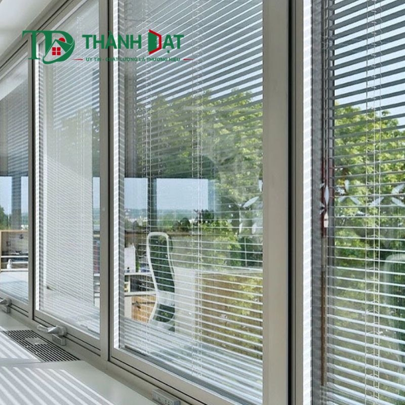 Cửa nhôm kính mở quay hộp rèm hiện đại, tiện nghi