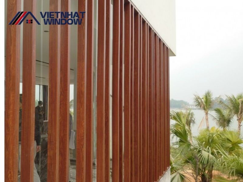 Lam nhôm giả gỗ chắn nắng – giải pháp thẩm mỹ hiện đại hoàn thiện không gian 