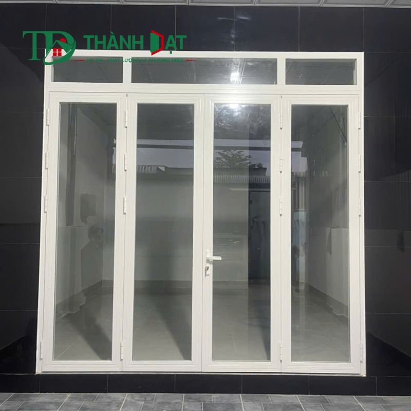 Thi công cửa kính mở quay chuyên nghiệp cho nhà phố, văn phòng và cửa hàng